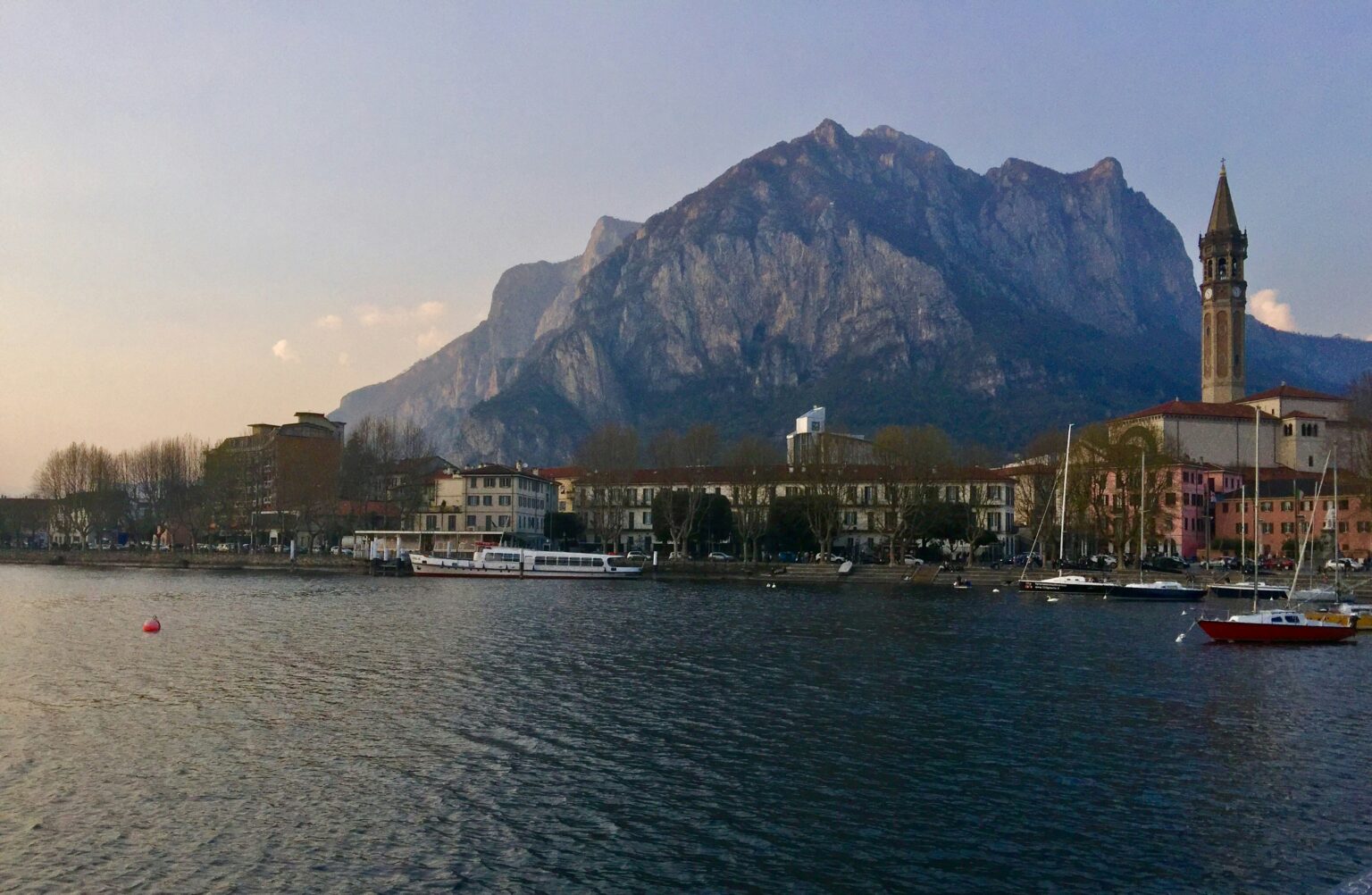 foto panoramica che mostra il lago di Lecco e fa da introduzione grafica alla pagina sulla campagna benessere psicologico e salute promossa da Studio Magis e Farmacie Lago e Monti di Lecco, Pescate e Barzio